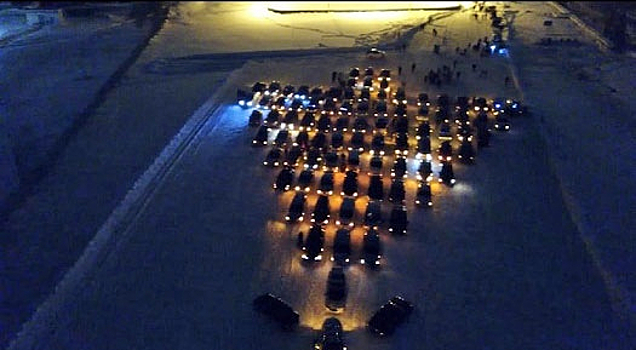 Жителей Искитима поздравили елкой из автомобилей