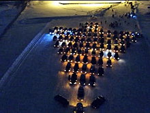 Жителей Искитима поздравили елкой из автомобилей