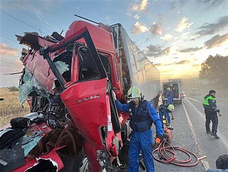Под Самарой водителя большегруза зажало в кабине после столкновения с КамАЗом