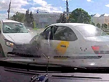 Лобовое столкновение спровоцировало массовую аварию в Чебоксарах: кадры с видеорегистратора