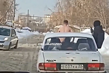 Россиян возмутил прокатившийся на капоте авто голый мужчина