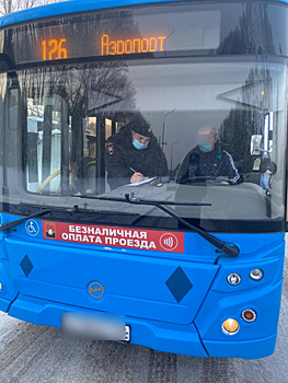 Разговаривавший по телефону водитель автобуса в Кемерове получил штраф