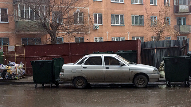 «Я паркуюсь как чудак»: как новосибирцы проучили плохого мальчика на «Жигулях»