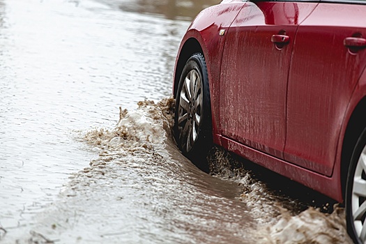 Автоэксперт Ершов объяснил, как безопасно проезжать глубокие лужи