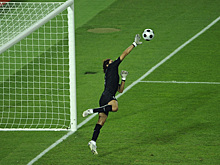 Турецкий вратарь забросил мяч во время празднования отбитого пенальти