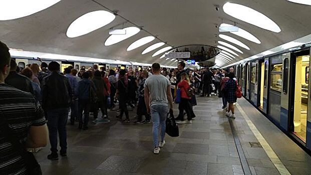 Наклейки на турникетах появились в столичном метро