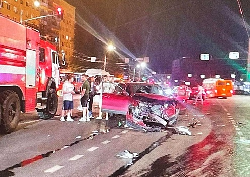 Жесткое ДТП с иномаркой и такси случилось в центре Сормова