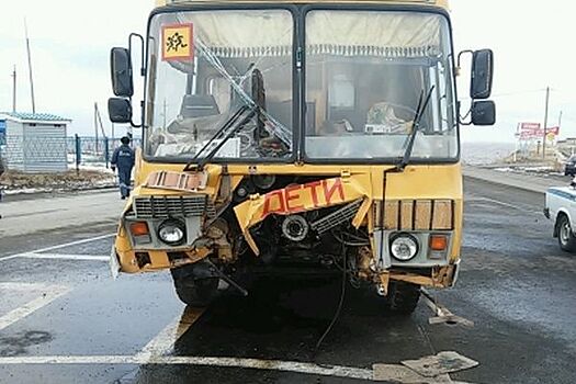 Патруль ГИБДД в Омске защитил автобус с детьми от удара легковушки