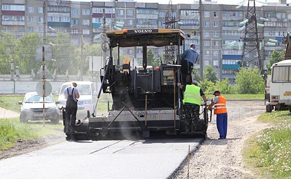 В Курске дорожники кладут выравнивающий слой асфальта на улице Планерной