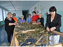 Пожилые люди в Самарской области плетут осенние маскировочные сети для бойцов СВО