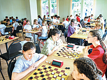 Международные гроссмейстеры играют в русские шашки в Самаре