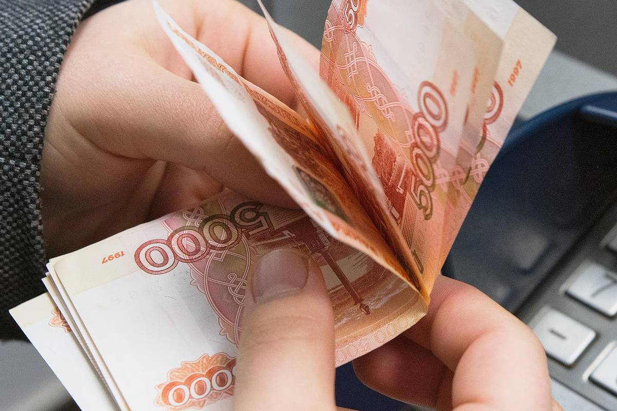 Аферисты выманили у пожилой москвички десятки миллионов рублей