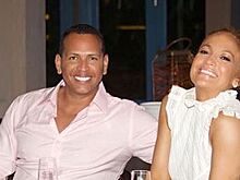 Дженнифер Лопес празднует день рождения в белых шортах и откровенном купальнике