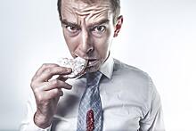 Создатель «интуитивной диеты» объяснила, почему толстеют офисные сотрудники