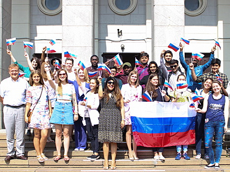 День государственного флага в Социальном университете отметили в компании иностранных студентов