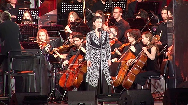 Голоса звезд: на Мамаевом Кургане в Волгограде прошел масштабный праздничный концерт