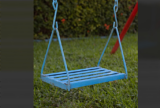 Администрацию Ромненского района обязали выплатить компенсацию ребенку, который переломал кости, упав с качелей