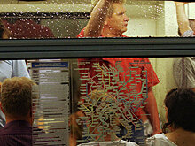 В поездах метро сообщают о начале очереди к мощам Николая Чудотворца