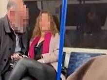 Женщина оголила грудь в метро и позволила трогать ее на глазах у пассажиров