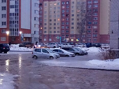 Машины вмёрзли: дворы в Бердске затопило из-за коммунальной аварии