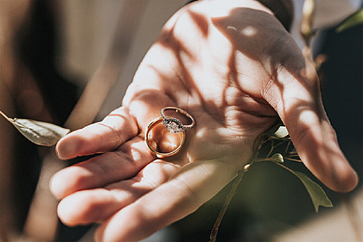 Мужчина украл кольцо у бывшей жены и поссорился с невестой