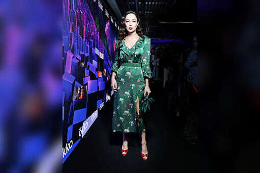 Самбурская вышла в свет в платье с разрезом от бедра