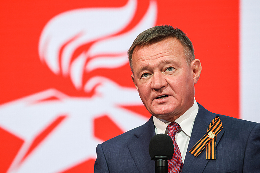 7 июля из жизни ушел министр транспорта Российской Федерации и экс-губернатор Курской области Роман Старовойт. Его тело обнаружили в парке в Подмосковье недалеко от его машины. 