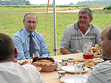 Путин позавтракал с механизаторами в поле