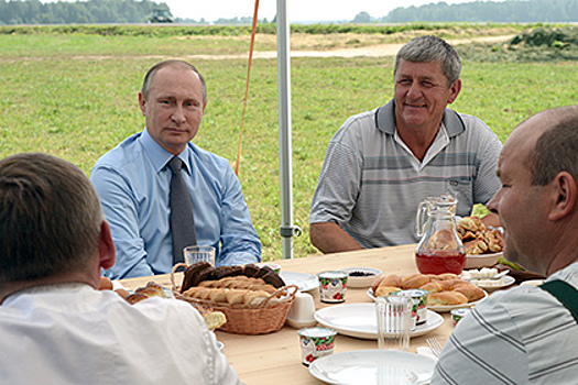 Путин позавтракал с механизаторами в поле