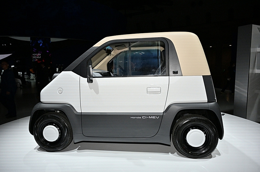 Honda CI-MEV. А эта крохотная машинка совершенно игрушечного вида — не столько автомобиль, сколько мотоколяска: простейший городской транспорт наподобие Citroën Ami. Ради лёгкости переработки кузовные панели выполнены из акрила.