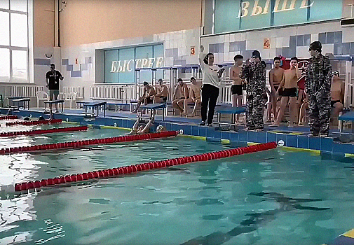 Российским школьникам устроил соревнования по плаванию в камуфляже с автоматами