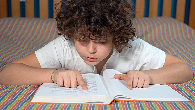 Учёный рассказал, обязательно ли для обучения чему-то читать