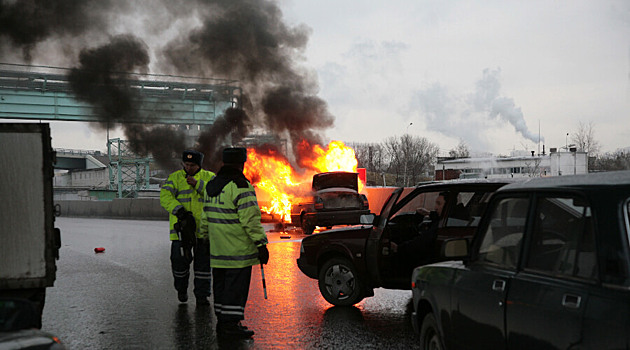 Неизвестный поджог автомобили депутатов от ЛДПР после их расследования по ремонту дороги