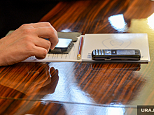 Глава челябинского района запретил чиновникам пользоваться кнопочными телефонами