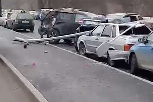 В Калининграде водитель внедорожника разбил 6 машин и уронил на них фонарный столб