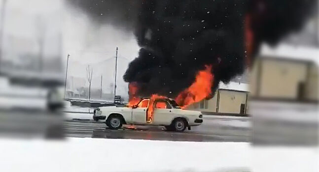 Горящий автомобиль попал на видео во Владикавказе