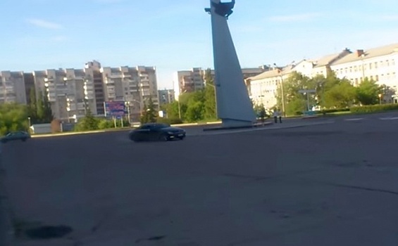 Омские любители дрифта устроили стрельбу в центре города