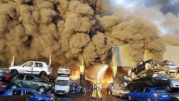 Мощный пожар охватил десятки машин у аэропорта Дублина