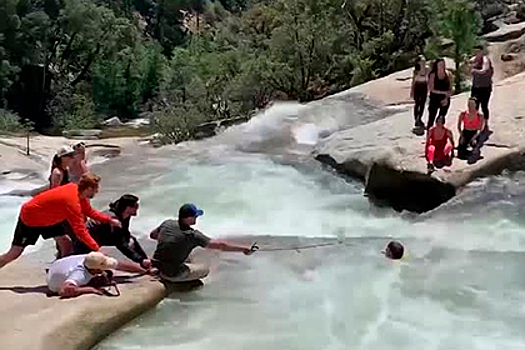 Спасение попавшего в мощный водоворот туриста сняли на видео
