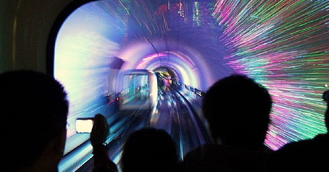 Удивительный метрополитен The Bund Sightseeing Tunnel