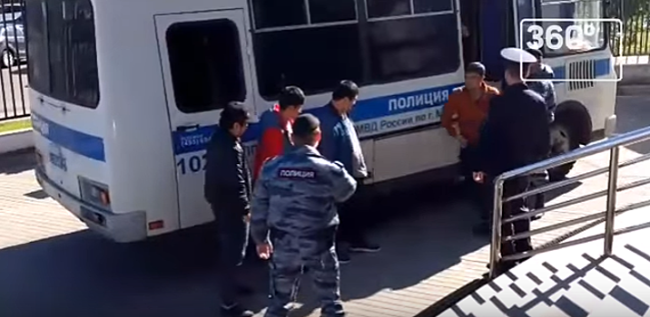 Полиция начала задержания мигрантов у ТЦ «Москва»