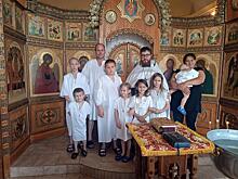 Семью с восемью детьми в один день покрестили в Новосибирске