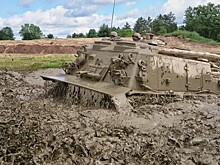 Во время военных учений в Литве в болоте утонула ремонтно-эвакуационная машина M88 Hercules
