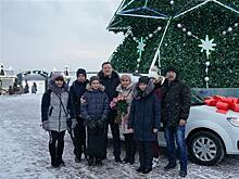 Дмитрий Азаров вручил многодетной семье ключи от нового автомобиля