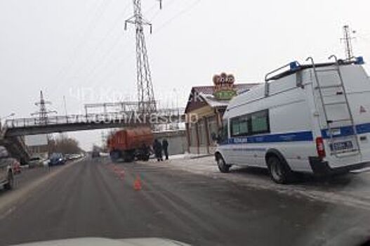 В Красноярске мусоровоз сбил женщину