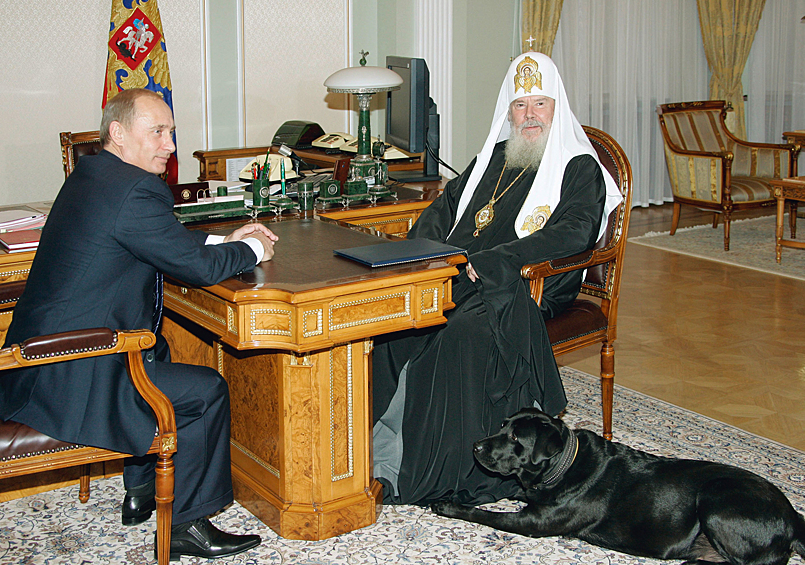 Зная о трепетном отношении Владимира Путина к собакам ему несколько раз дарили именно этих домашних животных. Черного лабрадора Конни подарил в 2000 году Сергей Шойгу