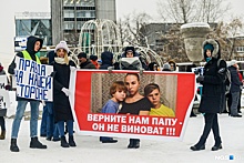 «Наш сын не убийца»: толпа новосибирцев потребовала освободить осужденного за смерть соседа