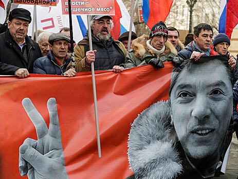 В акции памяти Немцова в СПб приняли участие 300 человек