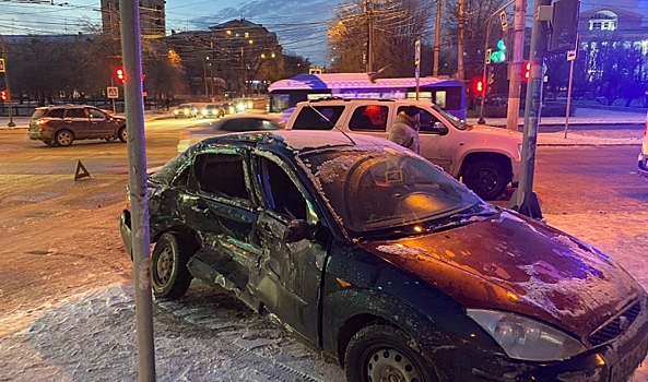 На проспекте Металлургов в Волгограде столкнулись 2 легковушки