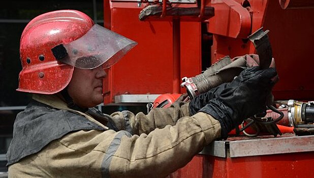 Крупный пожар вспыхнул на складах на окраине Москвы